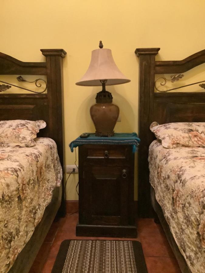 Отель La Casita De Angie Антигуа-Гватемала Экстерьер фото